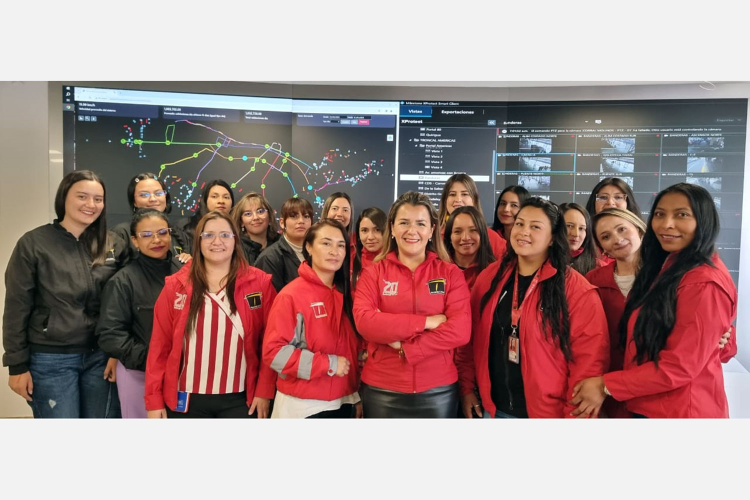 Natalia Tinjacá junto a una representación de mujeres del sistema de transporte TransMilenio.