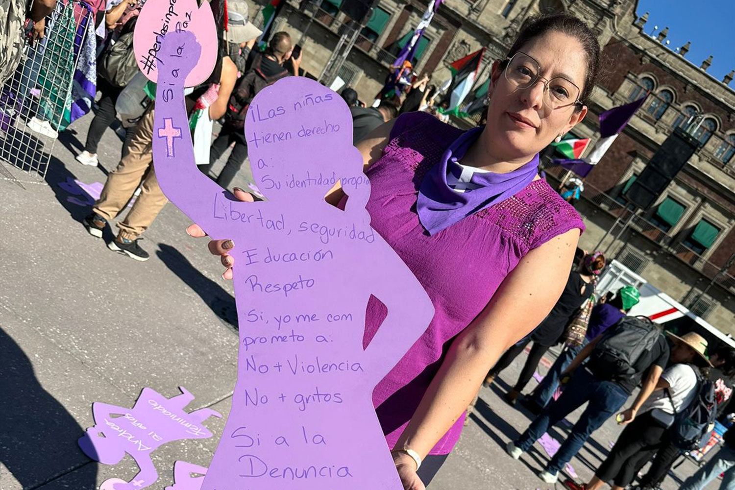 Perla Ortega Porcayo en una manifestación a favor de las mujeres y niñas en la Ciudad de México
