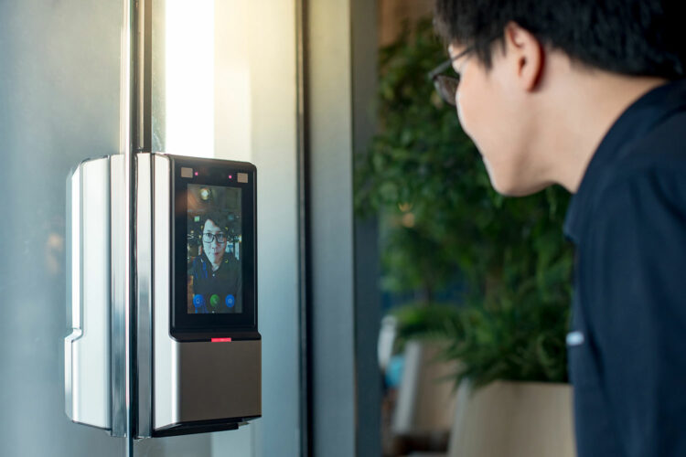 Un usuario utiliza un sistema de reconocimiento facial para acceder a un edificio corporativo