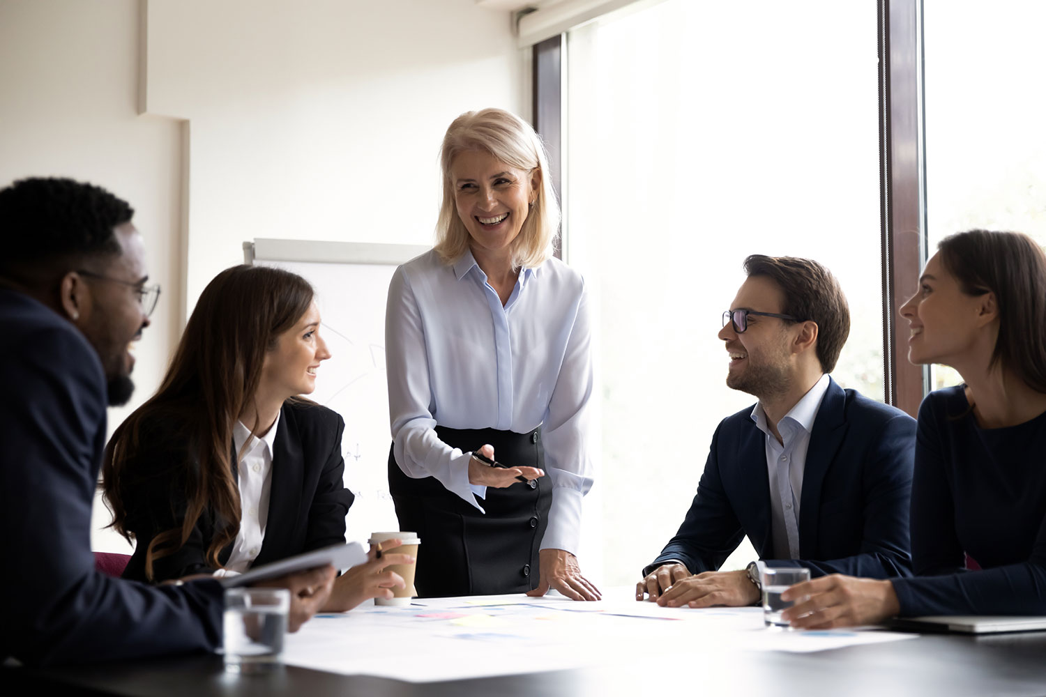 una mujer se reúne con su equipo de trabajo