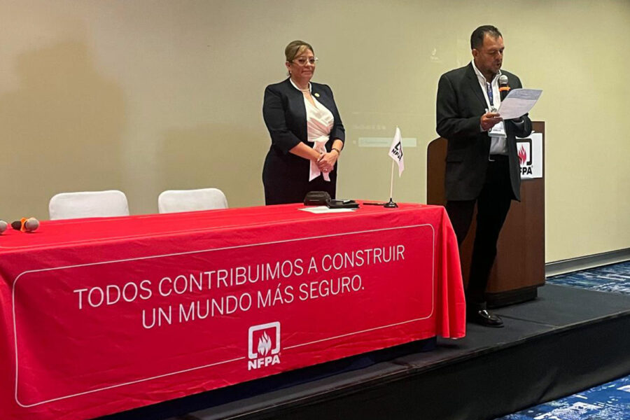 Perla Liliana Ortega Porcayo (MAK Extinguisher de México) y Jaime Gutiérrez en la reunió de NFPA México