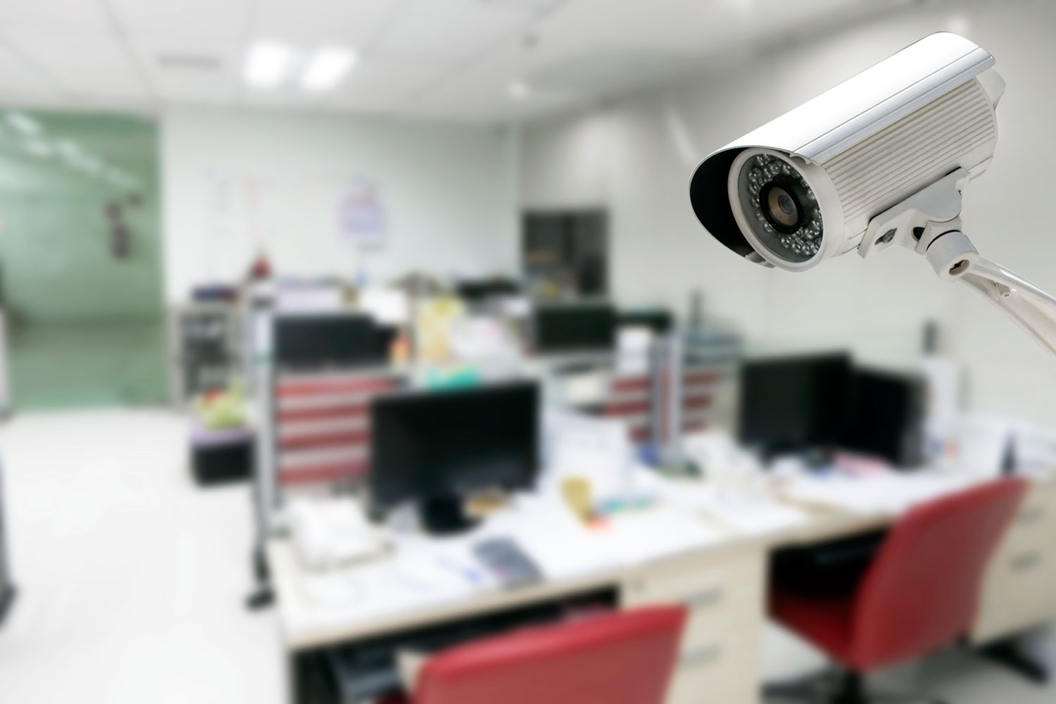 una cámara de seguridad IP en el interior de una oficina