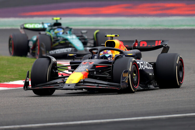 El mexicano Sergio Checo Pérez por delante del español Fernando Alonso en el GP de China 2024 de Fórmula 1