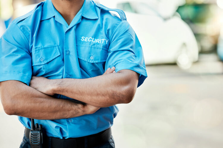 un guardia de seguridad privada con una camisa azul