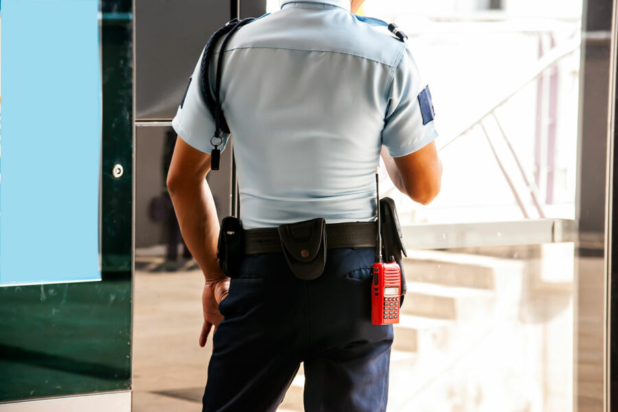 guardia de seguridad privada en un edificio corporativo