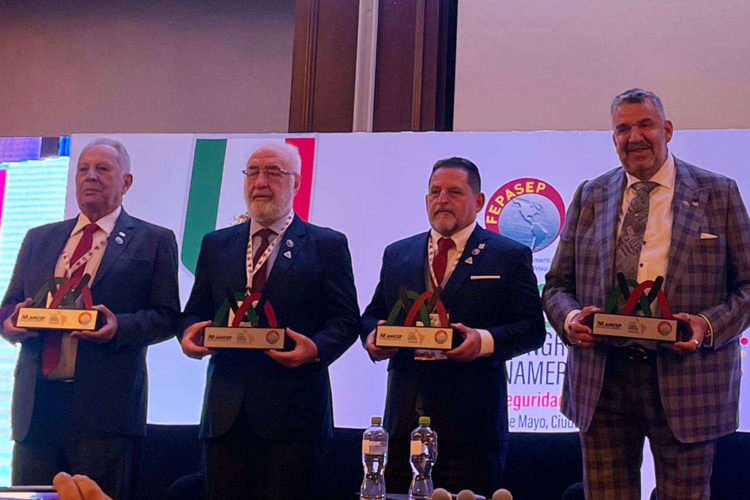 De izquierda a derecha: Jerfferson Simões, Jose Jacobson Neto, Johan Fabricio Vargas Mejías y Gabriel Bernal Gómez en el 17 Congreso Panamericano de Seguridad Privada