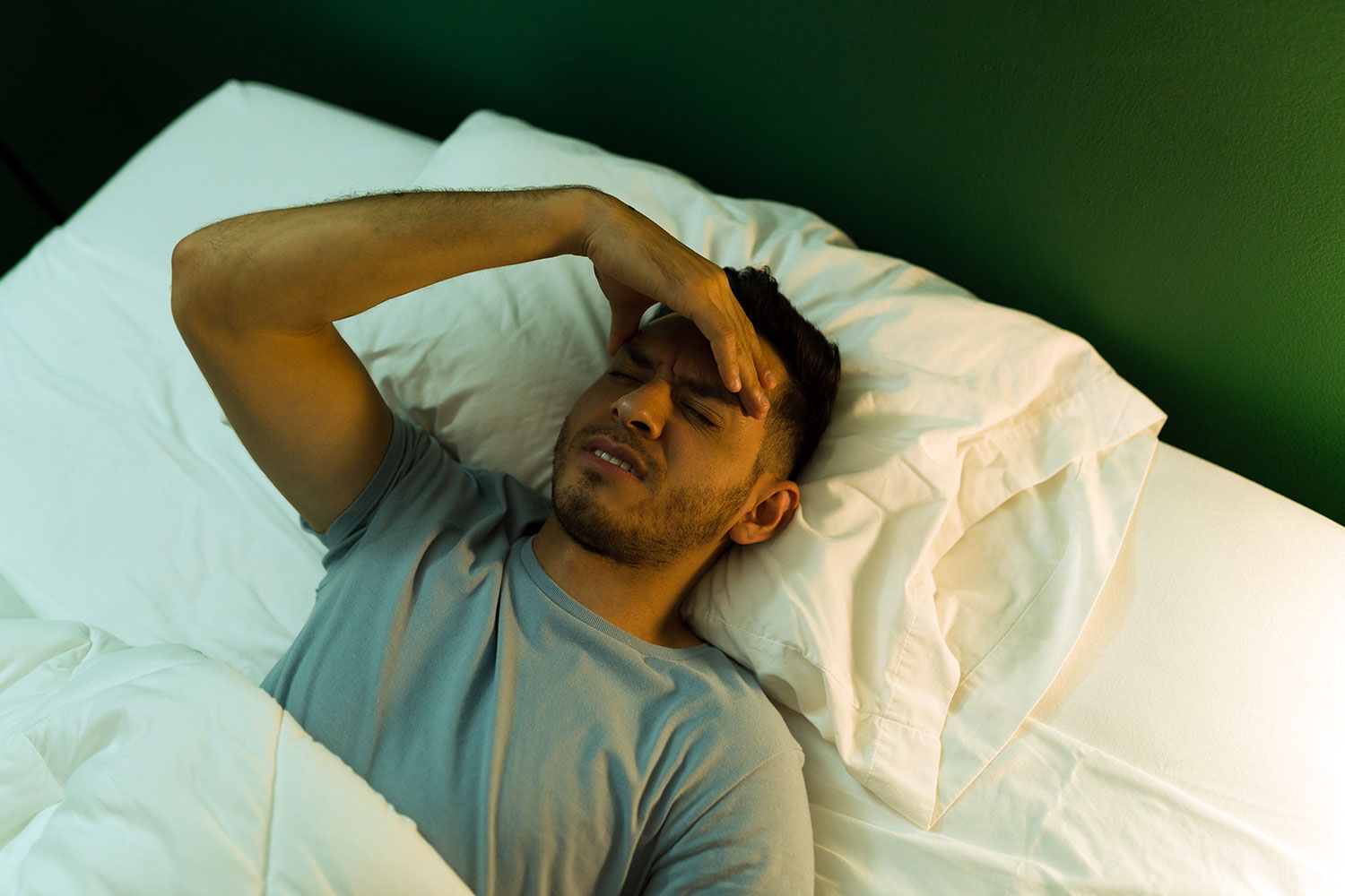 un hombre en la cama con insomnio