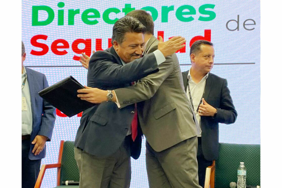 Ricardo Escobedo (Delta Air Lines) recibe el diploma acreditativo de manos de Javier Borredá García (‘Segurilatam’) en el I Congreso Mexicano de Directores de Seguridad.