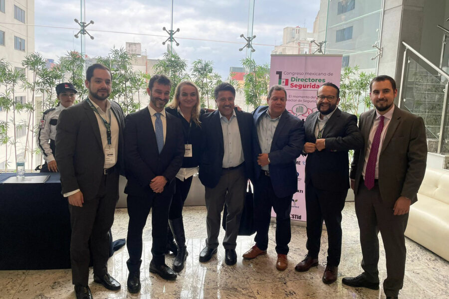 De izquierda a derecha: Cesáreo Carvajal, David Romero, Verónica Torres Landa, Ricardo Escobedo, Raúl Valadez, Óscar Arias y Javier Borredá García en el I Congreso Mexicano de Directores de Seguridad.