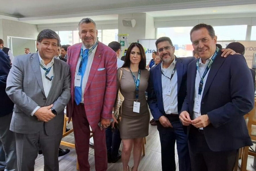De izquierda a derecha: Zeferino Guzmán, Gabriel Bernal, Lizzeth Pacheco, Jorge Luis Acatitla Anguiano y Enrique Tapia Padilla en el I Congreso Mexicano de Directores de Seguridad