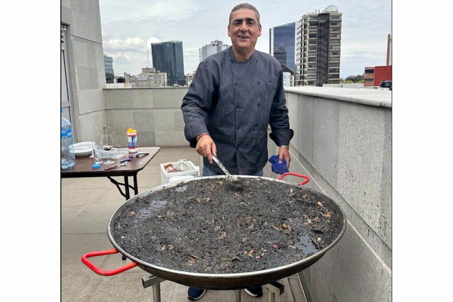 un cocinero prepara una paella de arroz negro en el I Congreso Mexicano de Directores de Seguridad