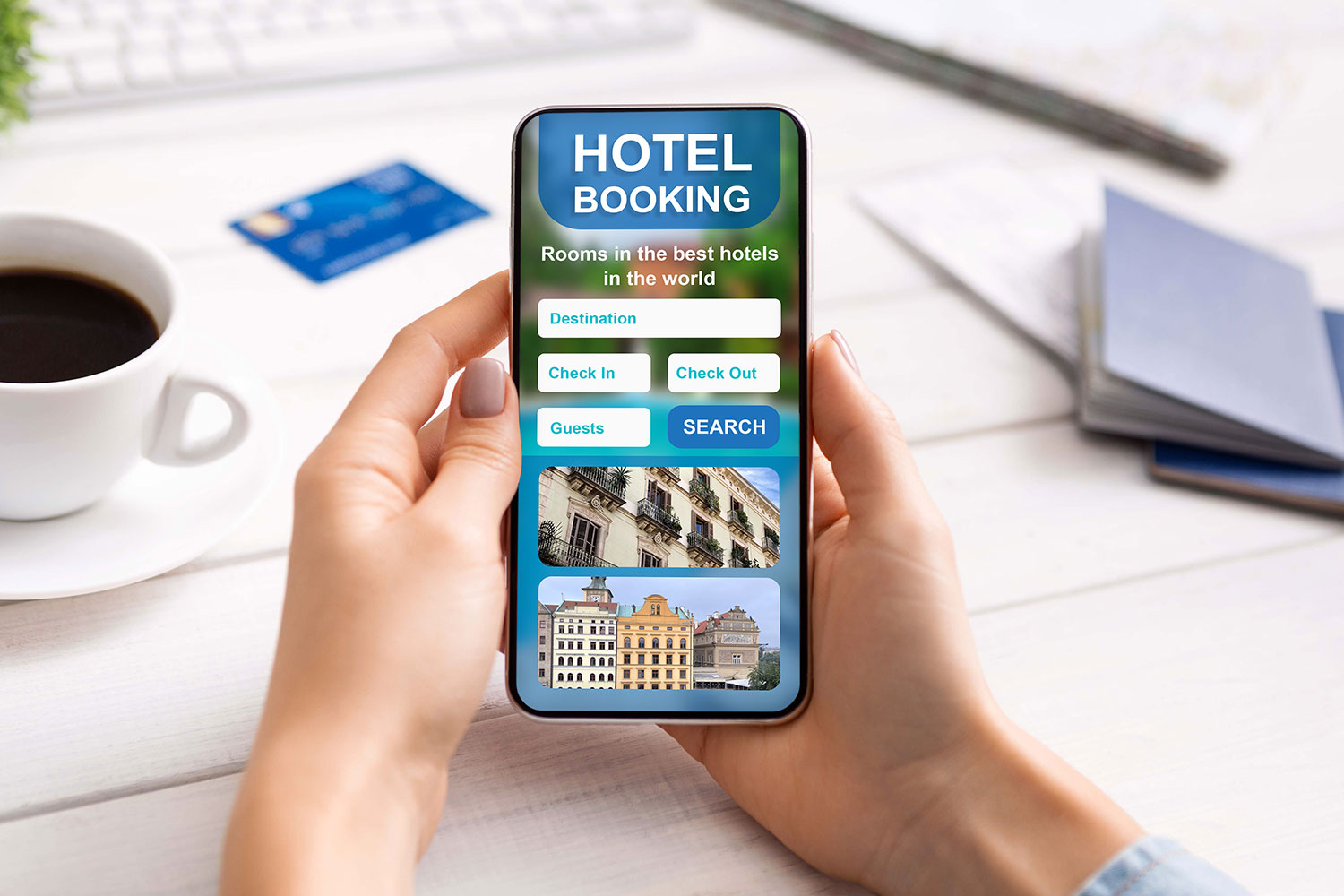 una mujer busca hoteles con su smartphone