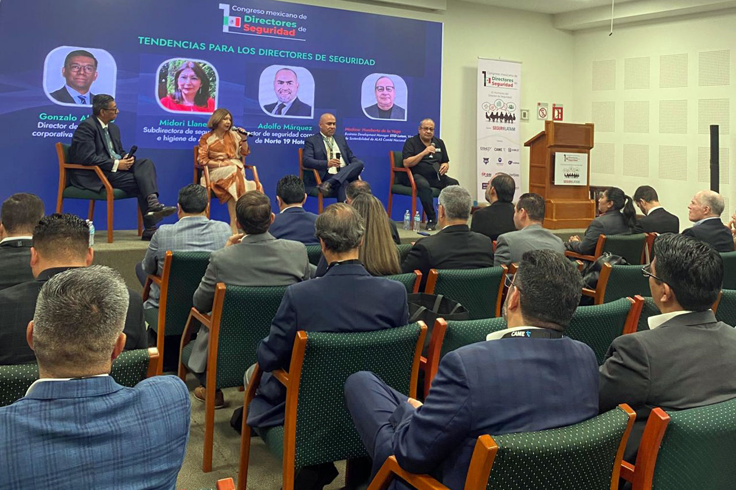 De izquierda a derecha: Gonzalo Enrique Alamillo (Walmart), Midori Llanes (AXA), Adolfo Márquez (Norte 19 Hoteles) y Humberto de la Vega (STid Latam) en el I Congreso Mexicano de Directores de Seguridad organizado por Segurilatam