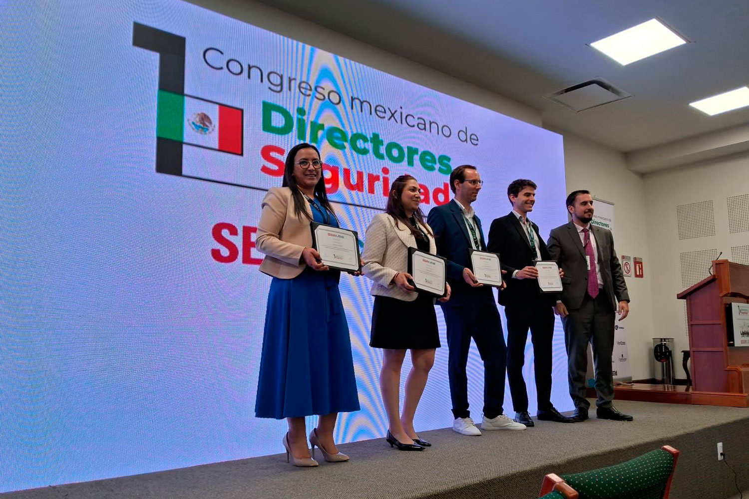 De izquierda a derecha: Montserrat Costal (Dorlet), Jaquelin León (CAME), Chesus Miguel Gay Grao (Scati) y Sergio Garay (Veridas) junto a Javier Borredá, director de ‘Segurilatam’, en el I Congreso Mexicano de Directores de Seguridad