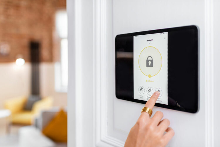 Una mujer configura las cámaras de vigilancia de su hogar a través de un panel de control táctil