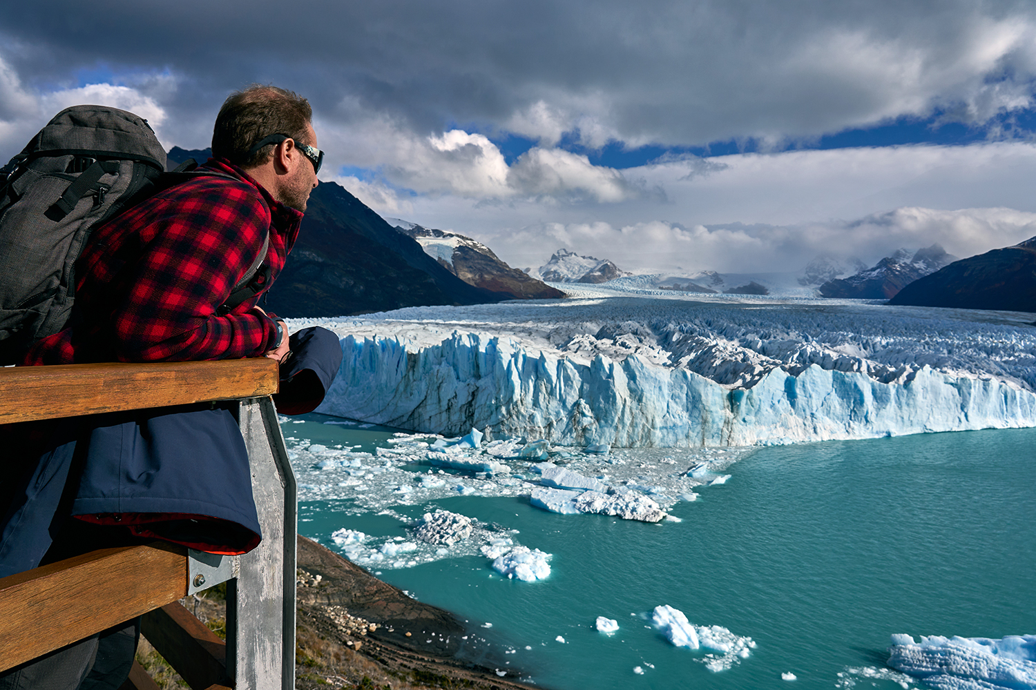 un hombre admira el glaciar Perito Moreno en Argentina