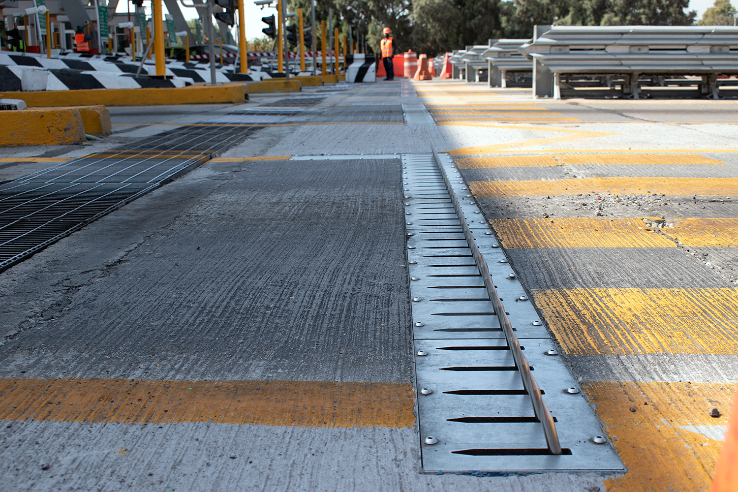 ponchallantas junto a las casetas de una autopista
