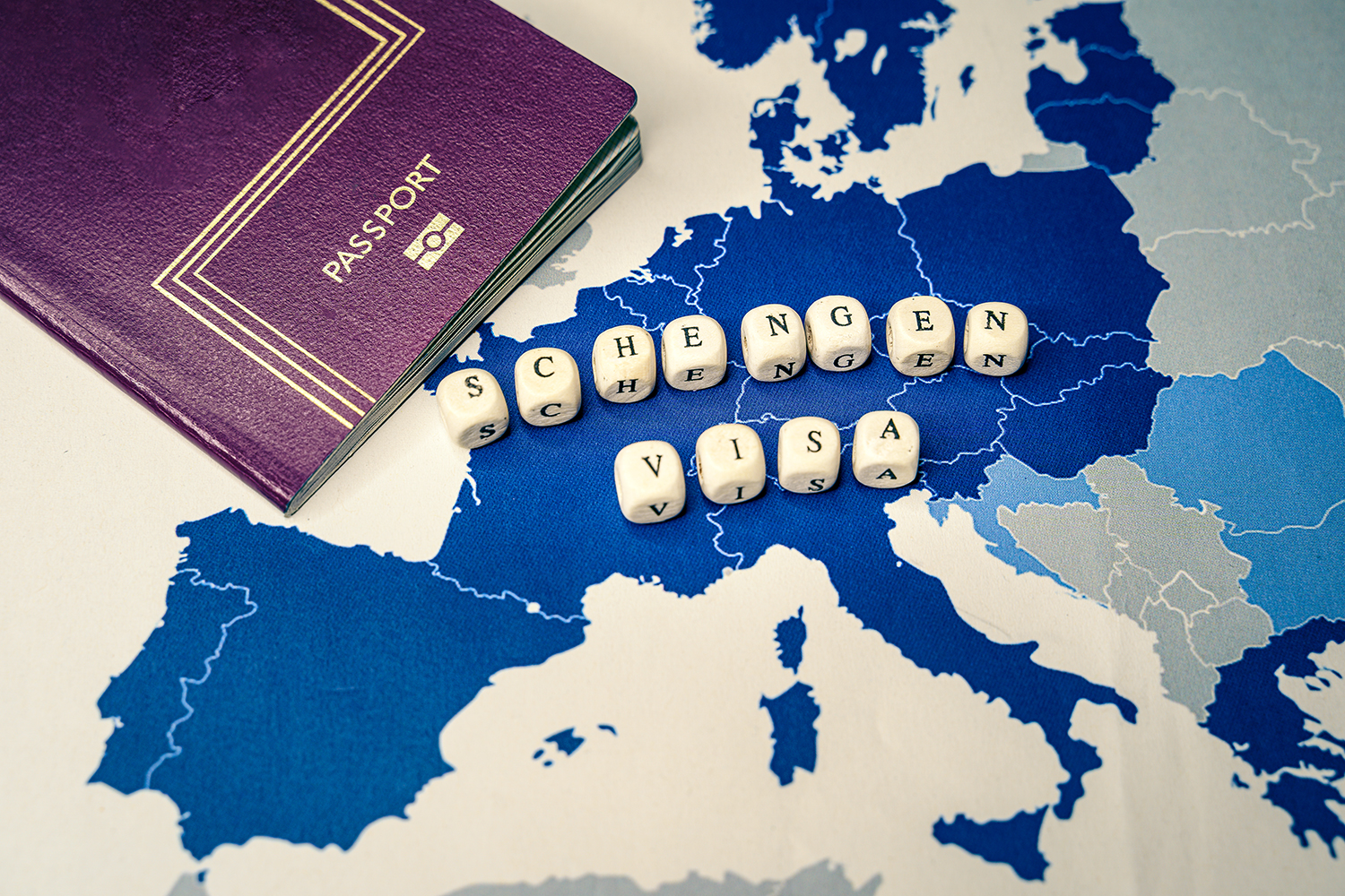 mapa de Europa con un pasaporte y las palabras visa Schengen