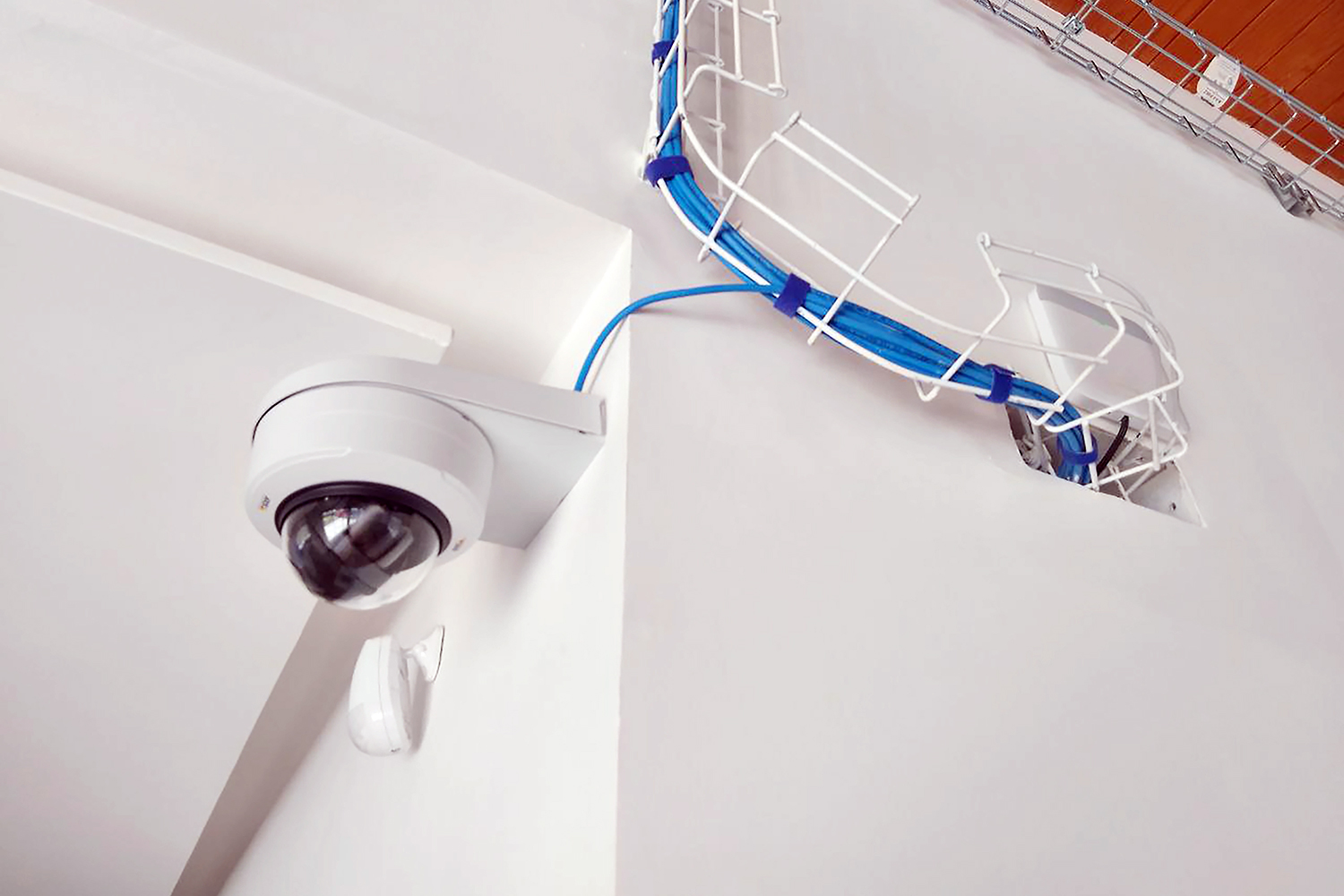 cámara de videovigilancia y cableado