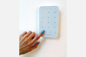 panel de control de accesos de Hikvision