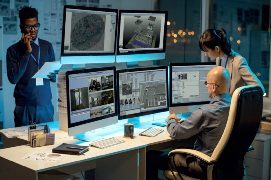 unos profesionales de seguridad monitorean unas pantallas