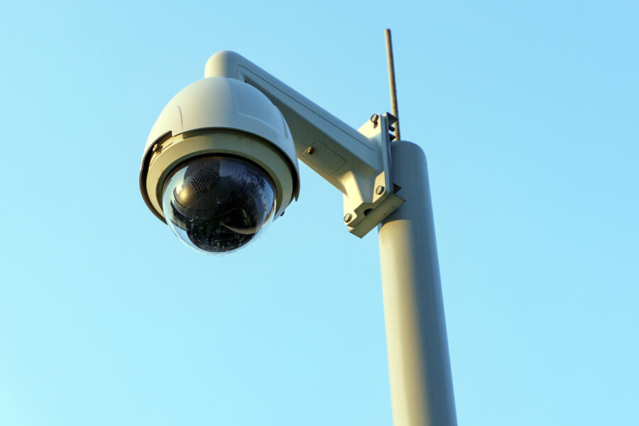 un poste con cámara de videovigilancia en la vía pública