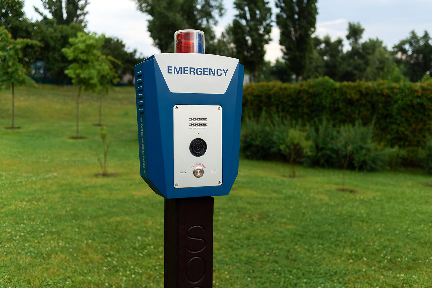 poste de seguridad en un parque público