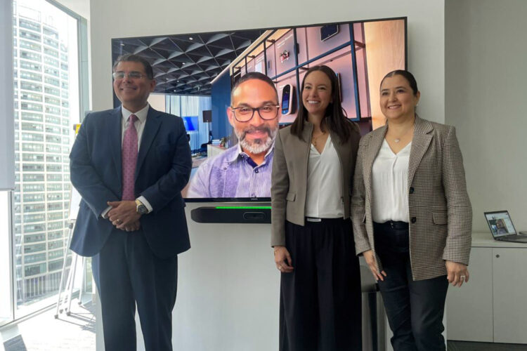 Mauricio Swain, Jason de Souza, Kenia Caballero y Paola Buenrostro presentan un informe de seguridad física de la asociación SIA