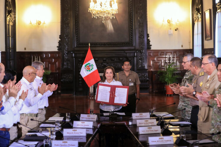 La presidenta peruana Dina Boluarte Zegarra promulgando la nueva Ley del Servicio de Serenazgo Municipal