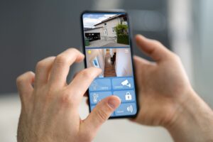 una persona visualiza las cámaras de seguridad de su vivienda desde un smartphone