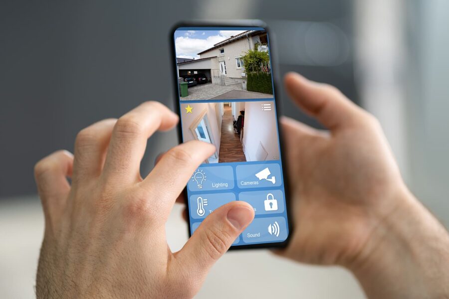 una persona visualiza las cámaras de seguridad de su vivienda desde un smartphone