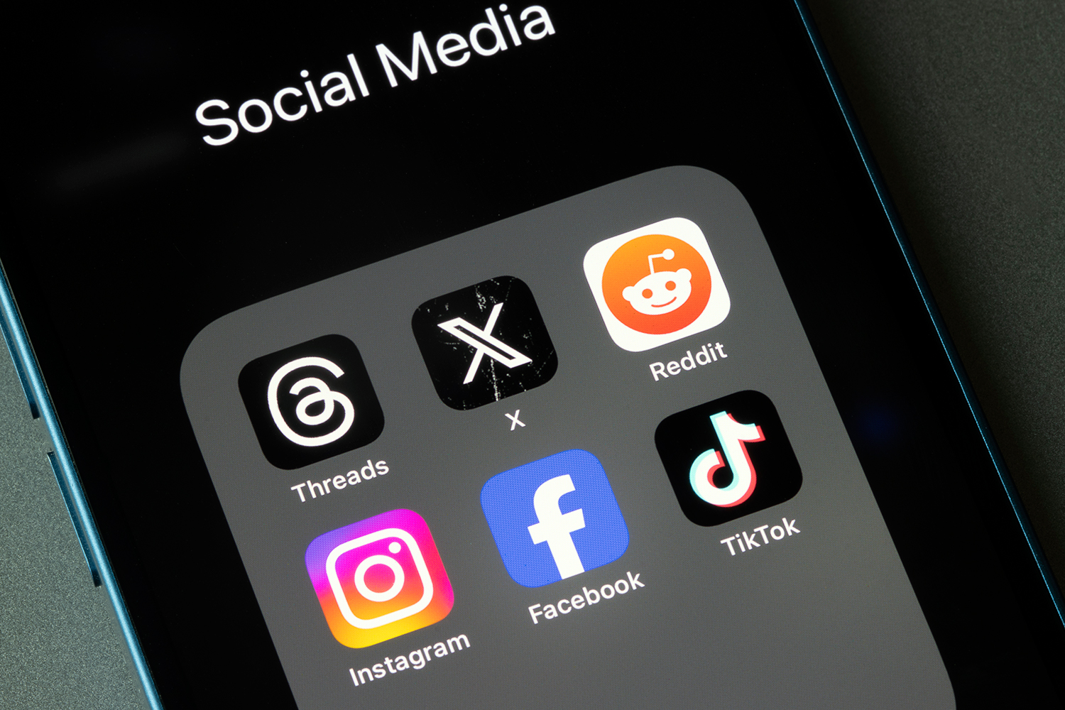 una pantalla de smartphone con iconos de redes sociales
