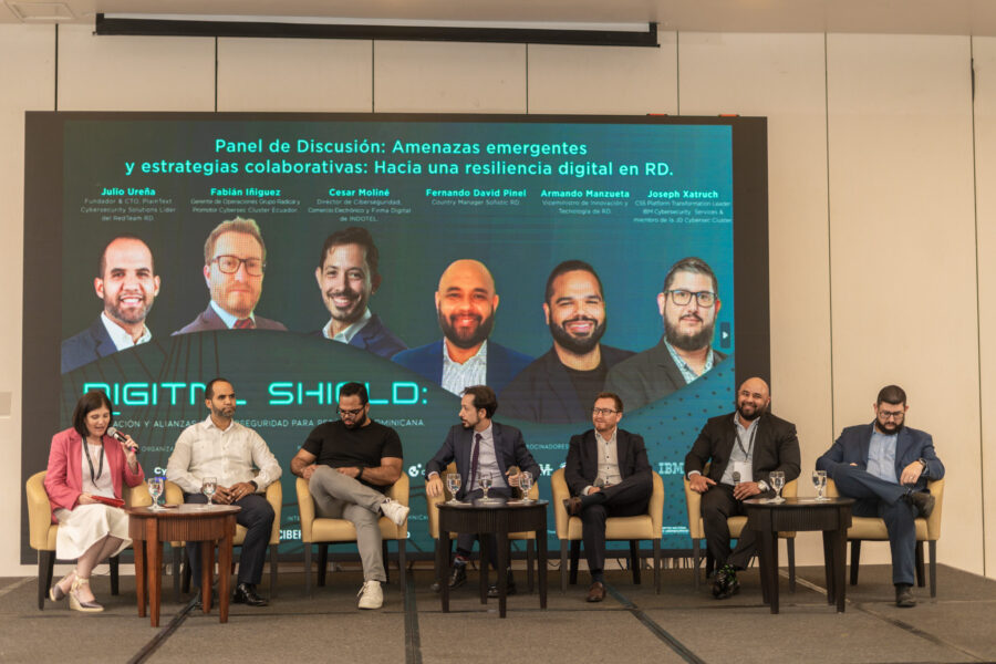 Mesa redonda sobre amenazas emergentes y acciones colaborativas durante el Digital Shield 2025.