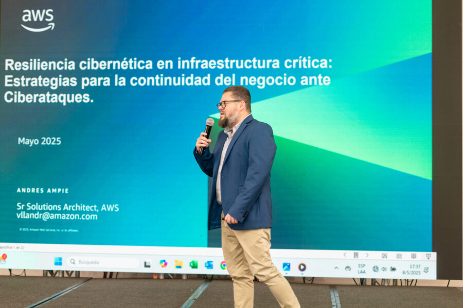 Andrés Ampie de AWS da una ponencia sobre resiliencia cibernética en infraestructuras críticas en el Digital Shield 2025.