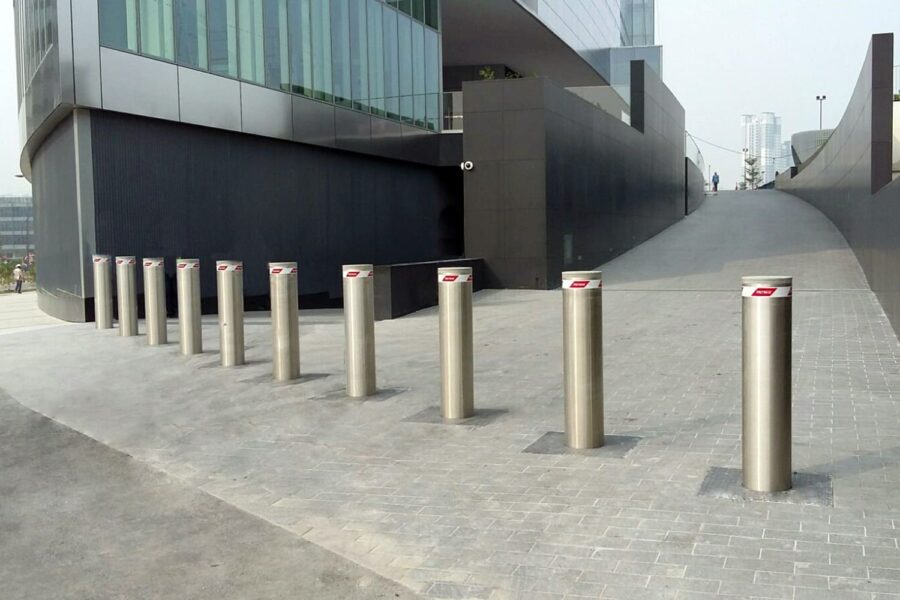 bolardos protegiendo el acceso a una calle peatonal