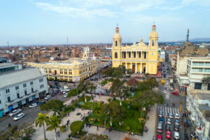 plaza y catedral de Chiclayo, en Perú