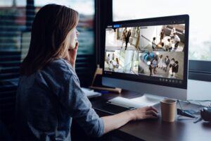 una mujer monitorea cámaras de seguridad en su computadora