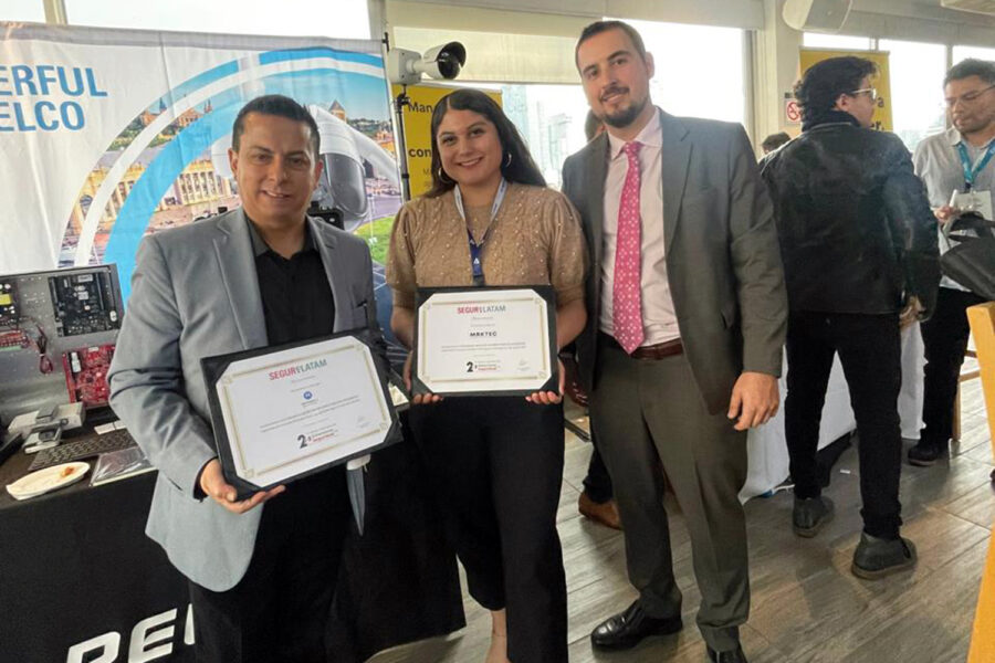 Representantes de Motorola Solutions y MRKTEC junto a Javier Borredá, director de ‘Segurilatam’