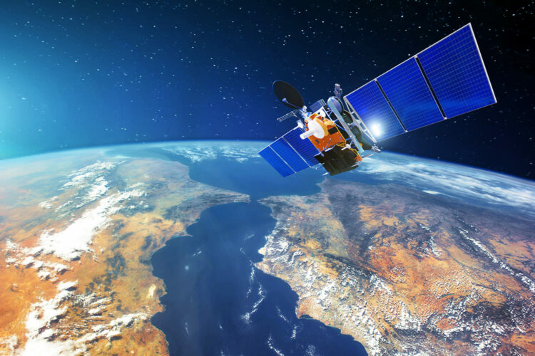 un satélite sobre el planeta Tierra