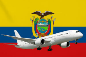 un avión comercial de pasajeros sobre la bandera de Ecuador