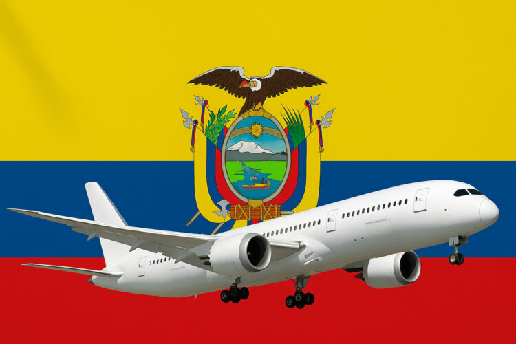 un avión comercial de pasajeros sobre la bandera de Ecuador