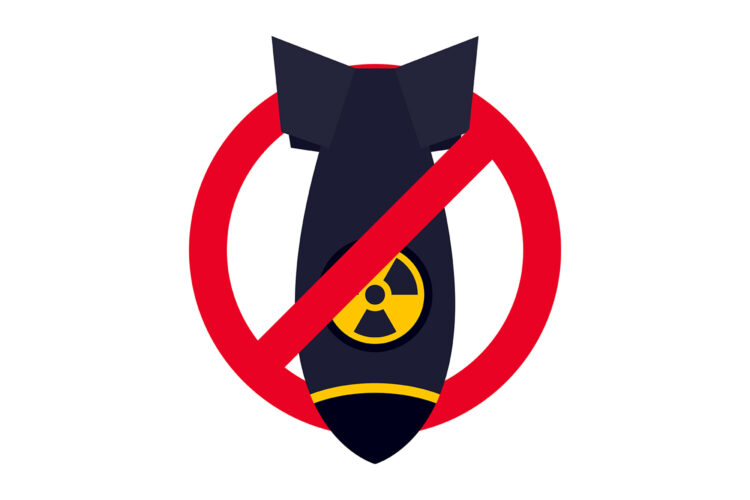 señal de prohibido con una bomba nuclear en su interior