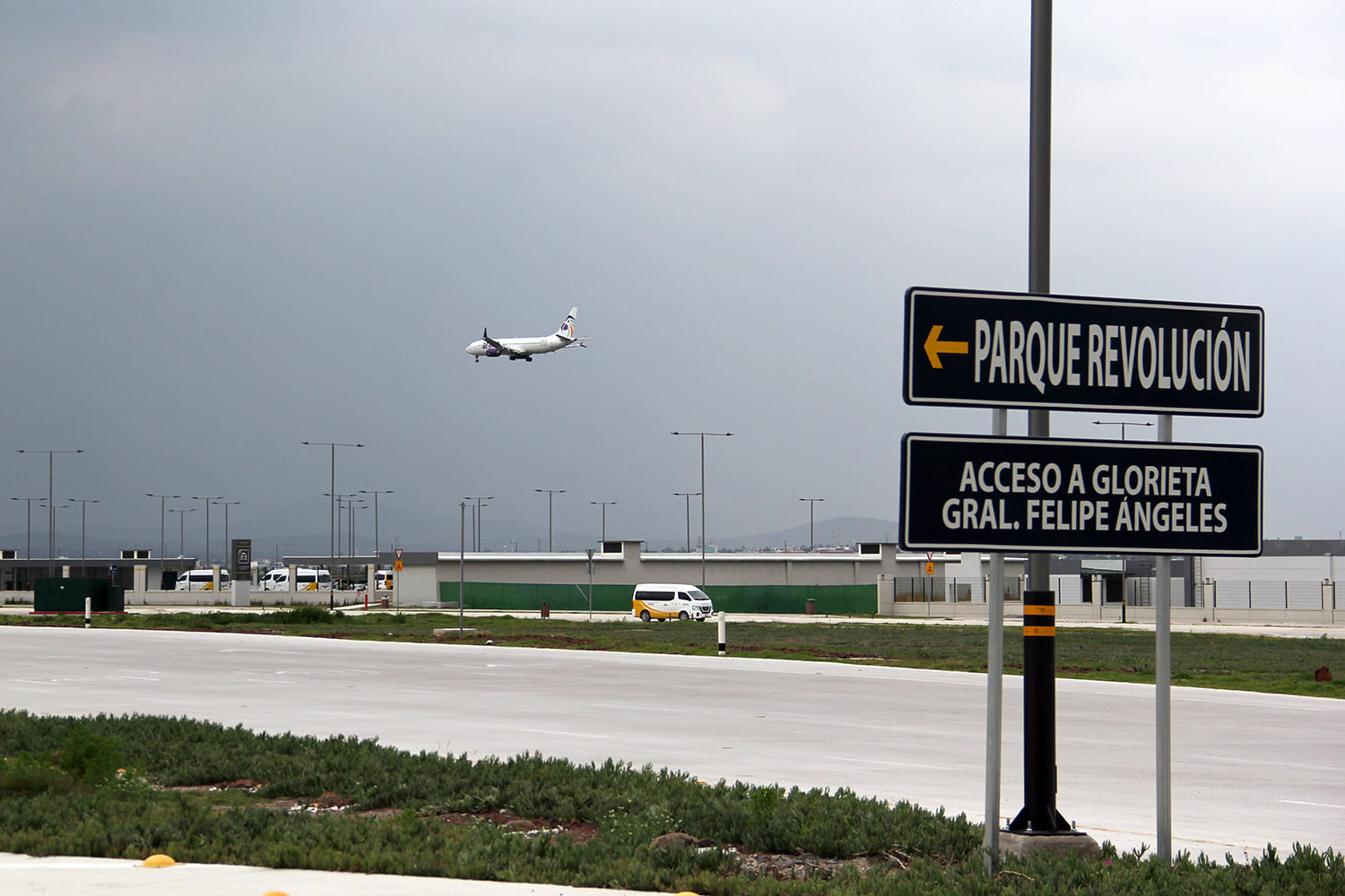 Un avión aterriza en el nuevo Aeropuerto Internacional Felipe Ángeles (AIFA) de México