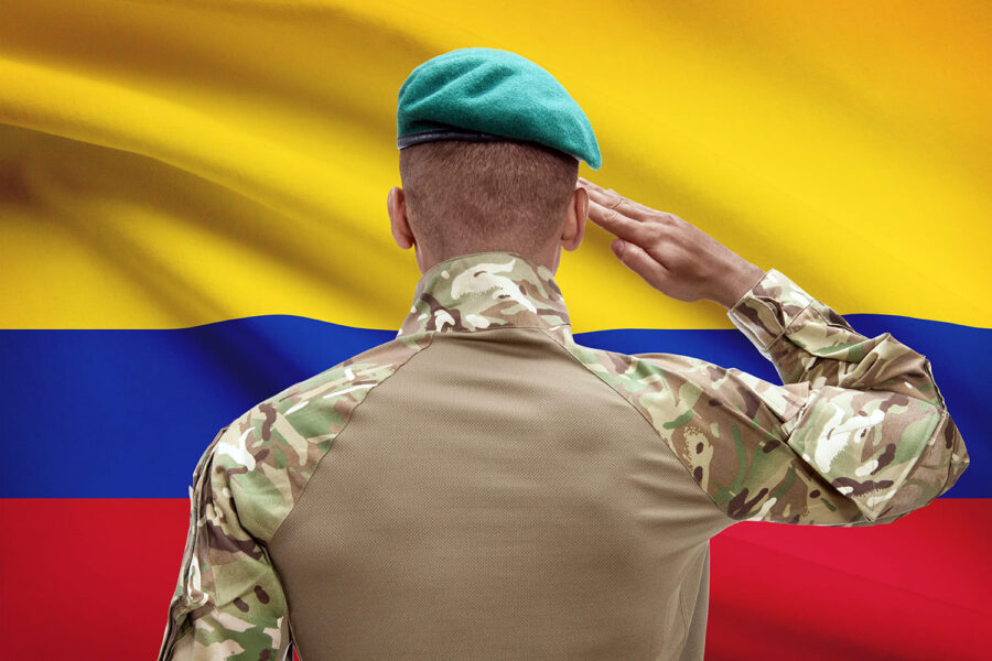 un militar saluda a la bandera de Colombia