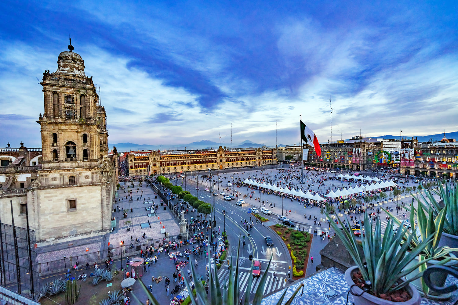 Vista panorámica de la Catedral Metropolitana (izquierda) y el Zócalo, en la Ciudad de México
