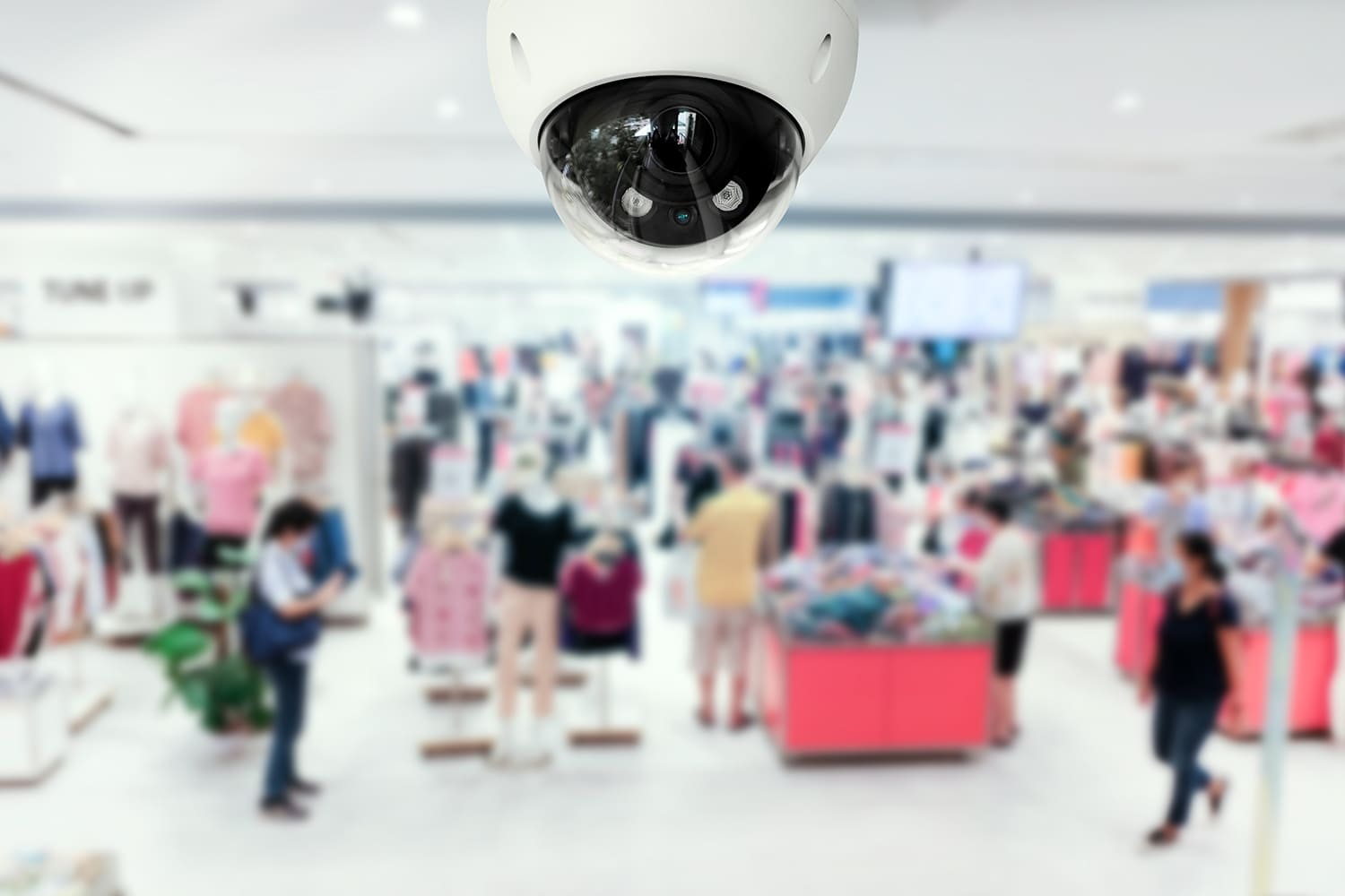 una cámara de videovigilancia en un centro comercial