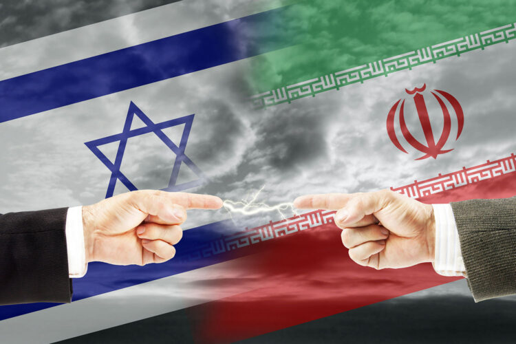 dedos acusadores con las banderas de Israel e Irak al fondo