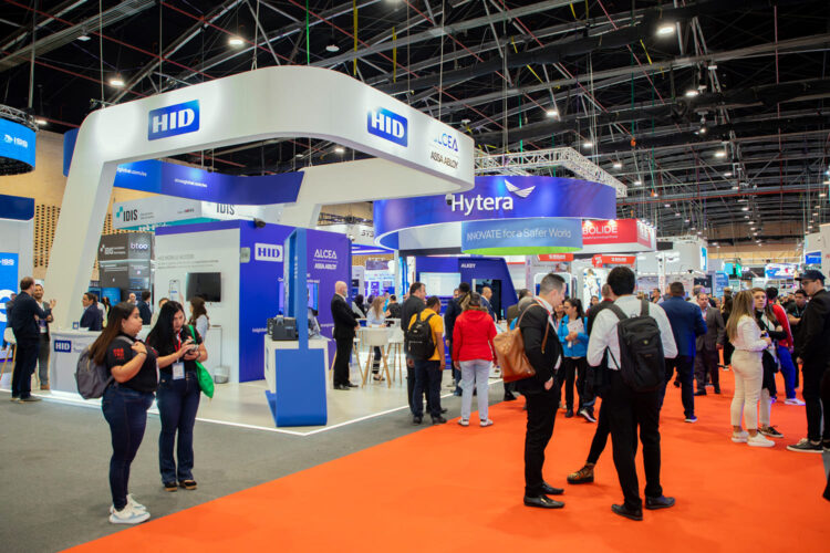 stands y visitantes de la Feria Internacional de Seguridad ESS+