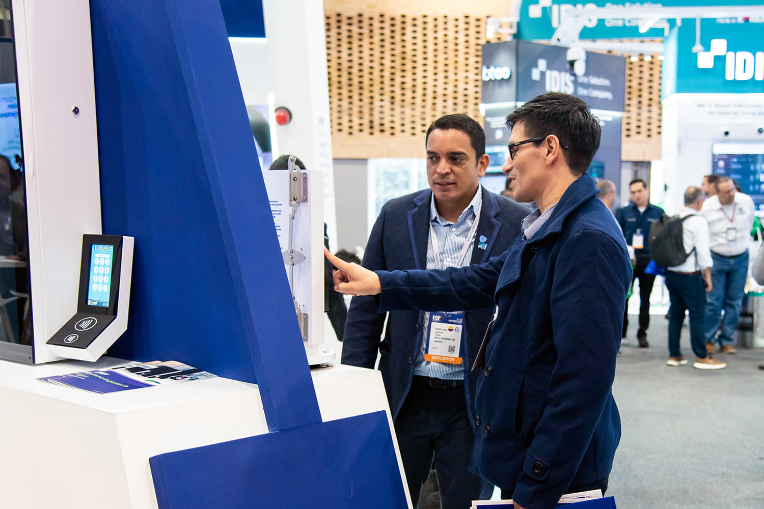 dos personas en un stand de la Feria Internacional de Seguridad ESS+ 2024