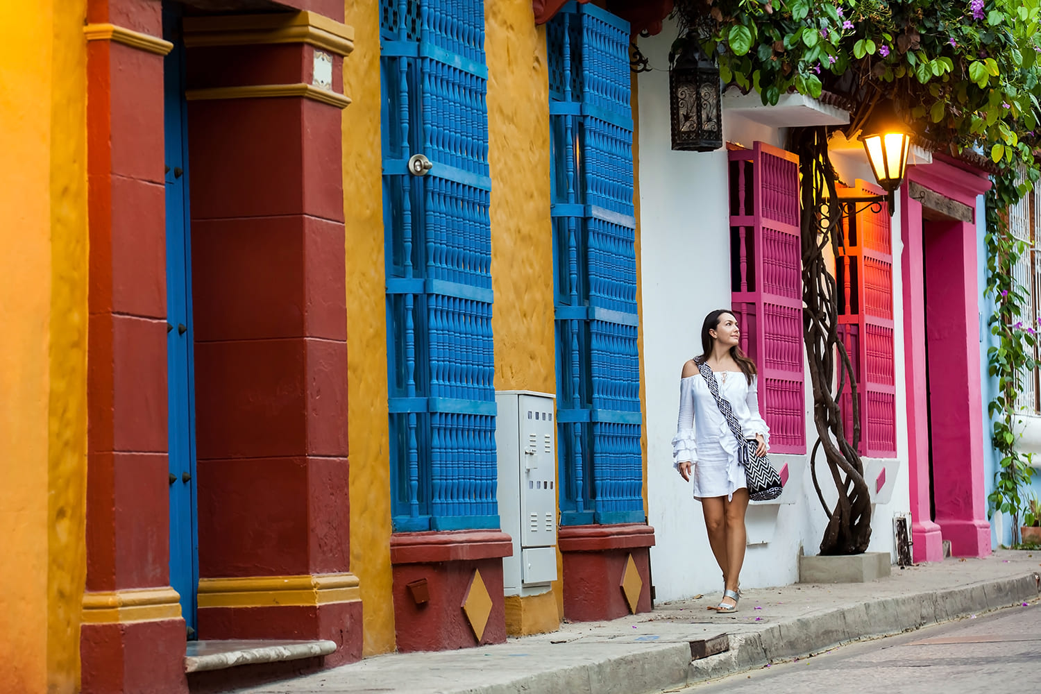 Una mujer pasea por una calle del centro histórico de la ciudad colonial de Cartagena de Indias